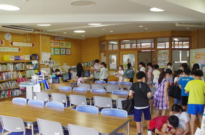 貸し出し前に1冊1冊消毒を行っています。